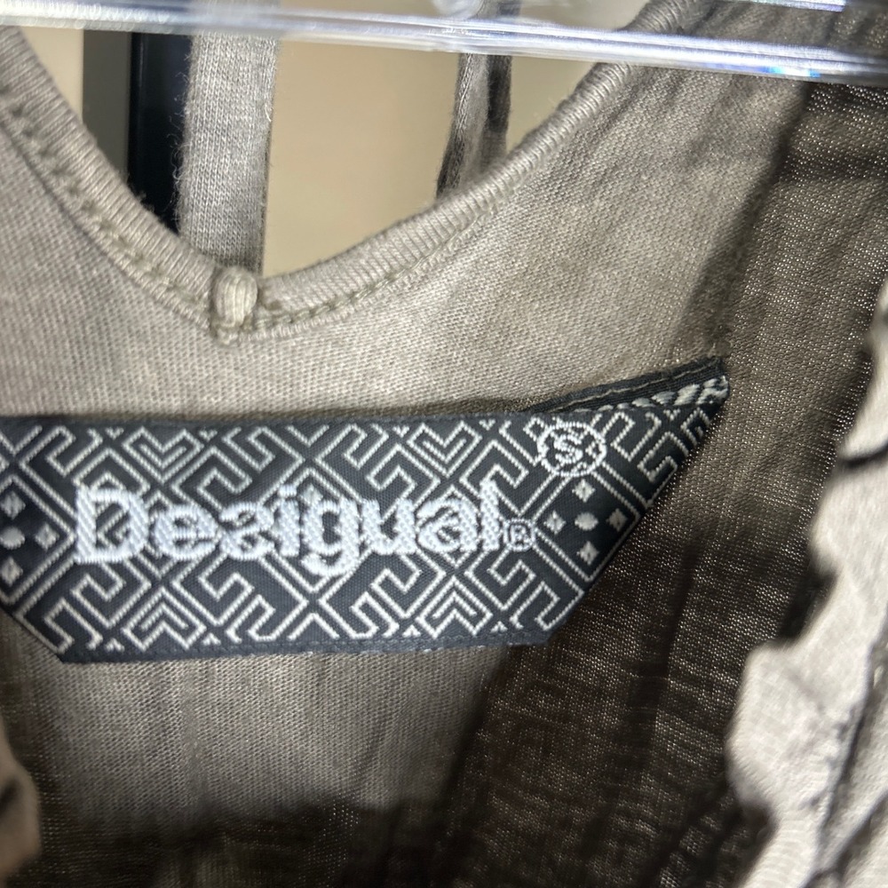 Desigual SMALL Gray Long Sleeve Smocked graphic Neckline Ruffled Hem floral Top‎ - Picture 3 of 4